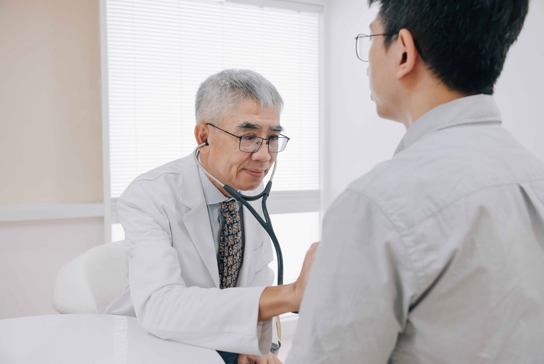 佳齡健檢醫師進行健康評估
