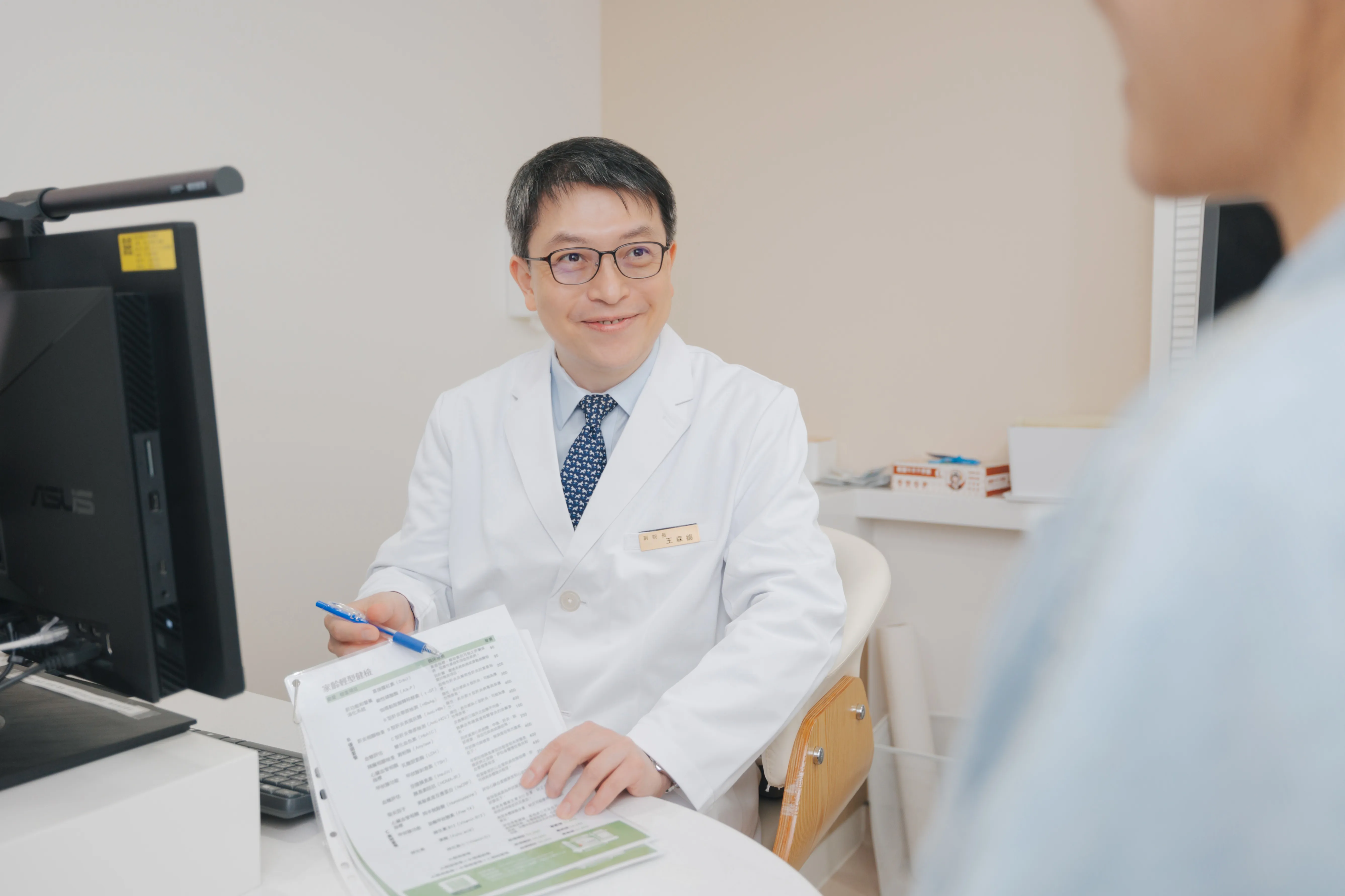佳齡健檢醫師進行健康檢查結果說明